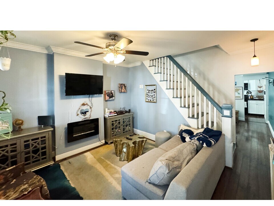 2561 Sepviva St in Philadelphia, PA - Building Photo