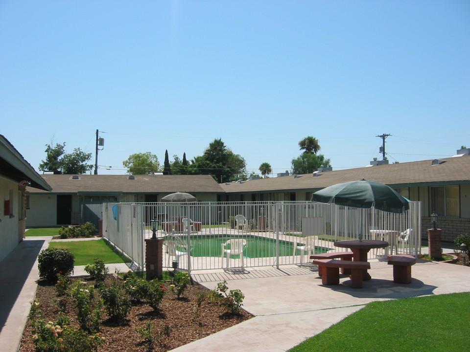 Adelaide Apartment in Phoenix, AZ - Building Photo