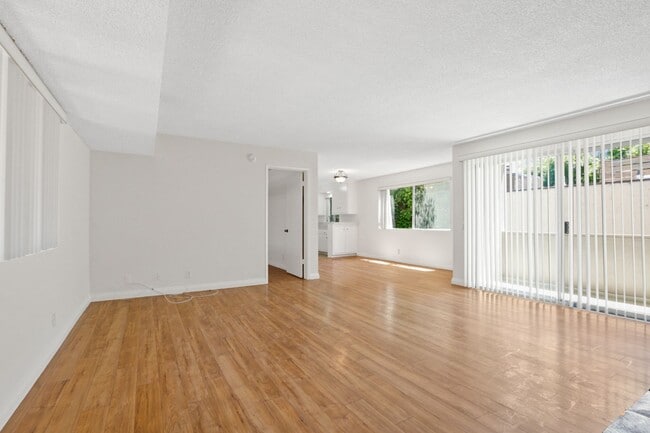 12246 Montana Ave in Los Angeles, CA - Foto de edificio - Building Photo