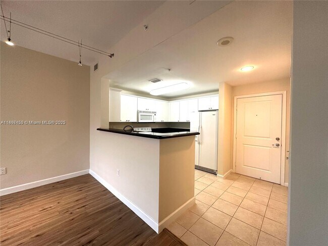 10 Aragon Ave in Coral Gables, FL - Building Photo - Building Photo