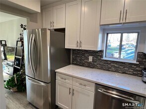 47 Olcott Way in Ridgefield, CT - Foto de edificio - Building Photo