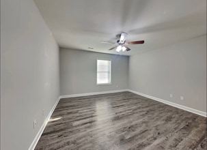 2010 W Date Tree Rd in Colton, CA - Foto de edificio - Building Photo