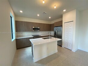 8379 Central Park Blvd in Doral, FL - Building Photo - Building Photo