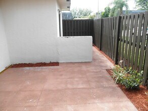 1002 Waterview Dr in Palm Springs, FL - Building Photo - Building Photo