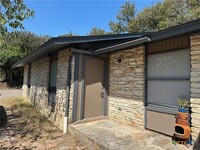 1103 Hillyer St in San Marcos, TX - Foto de edificio - Building Photo