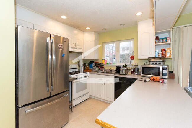 144 Thorndike St in Brookline, MA - Building Photo - Building Photo