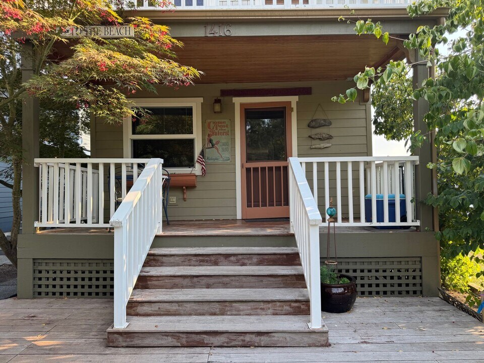 1416 E Ocean Dr in Camano, WA - Building Photo
