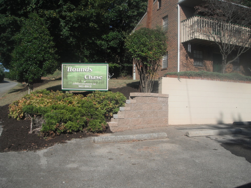 Hounds Chase Apartments in Roanoke, VA - Building Photo