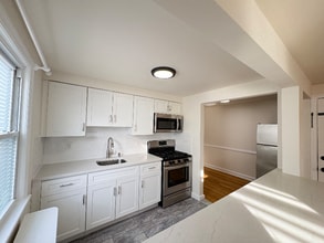 34 E 7th St, Unit 2 Floor in Clifton, NJ - Foto de edificio - Building Photo