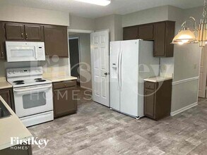 12 Hickory Knoll Ct in Greensboro, NC - Foto de edificio - Building Photo