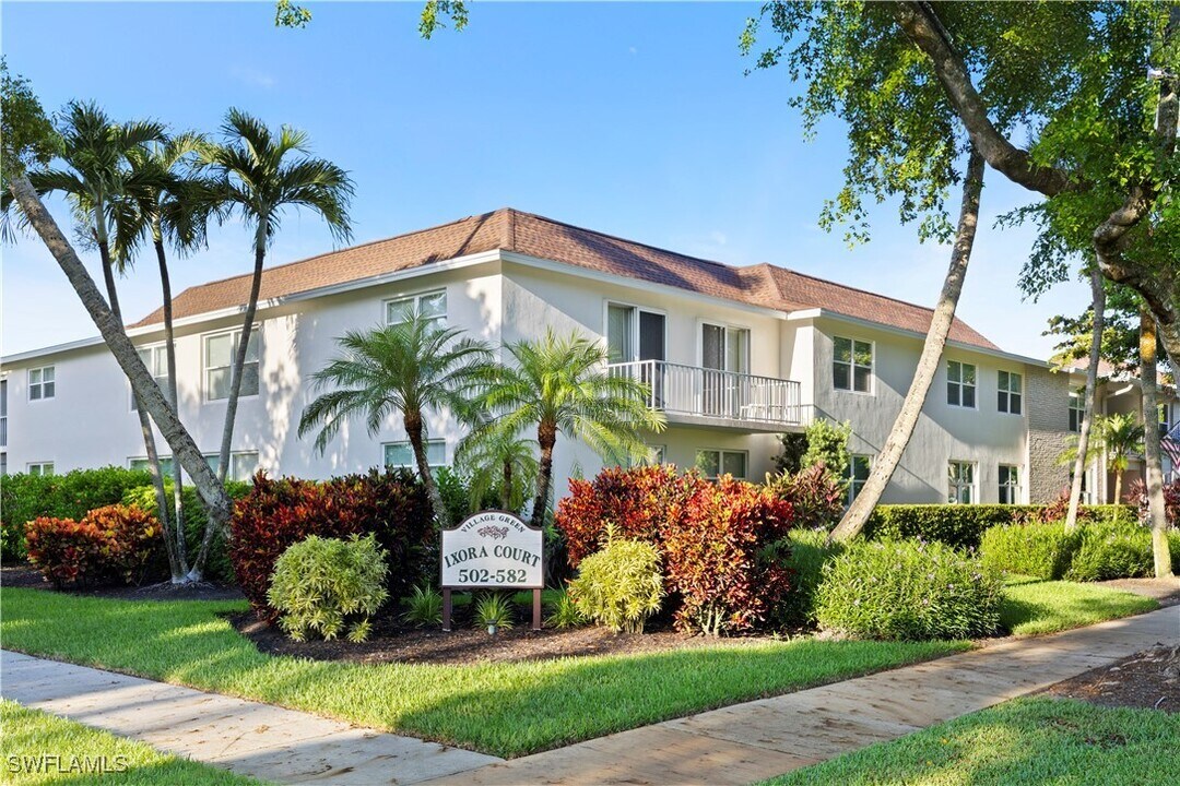 578 Broad Ave S in Naples, FL - Building Photo