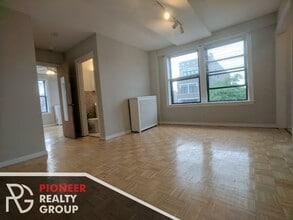 739 W Belmont Ave in Chicago, IL - Building Photo - Building Photo