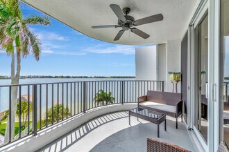 8200 Lakeshore Dr in Hypoluxo, FL - Building Photo - Building Photo