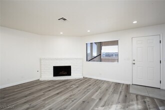737 Rock Springs Dr in Las Vegas, NV - Building Photo - Building Photo