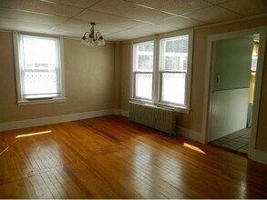 54 Bank St, Unit #1 in St. Albans, VT - Foto de edificio - Building Photo