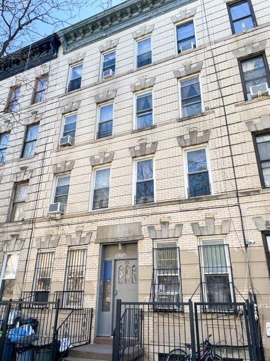 132 Irving Ave in Brooklyn, NY - Building Photo