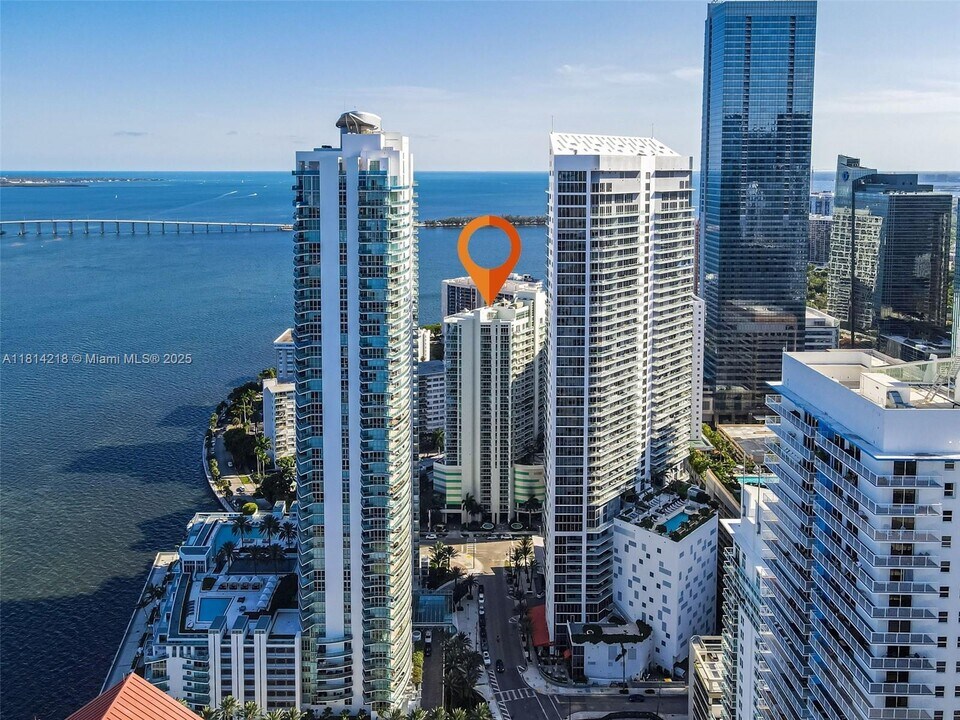 218 SE 14th St in Miami, FL - Building Photo