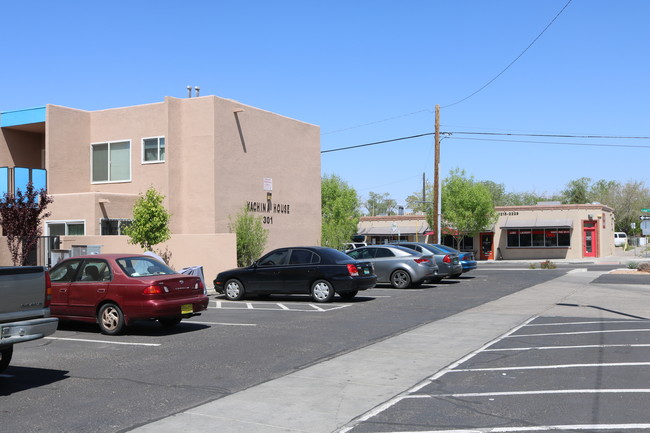 Kachina Apartments in Albuquerque, NM - Foto de edificio - Building Photo