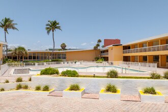 18335 Collins Ave in North Miami Beach, FL - Foto de edificio - Building Photo