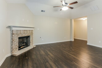 1074 Darren Cir E in Cordova, TN - Building Photo - Building Photo