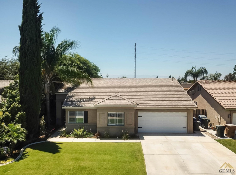 10227 Pinnacle Ridge Ave in Bakersfield, CA - Building Photo