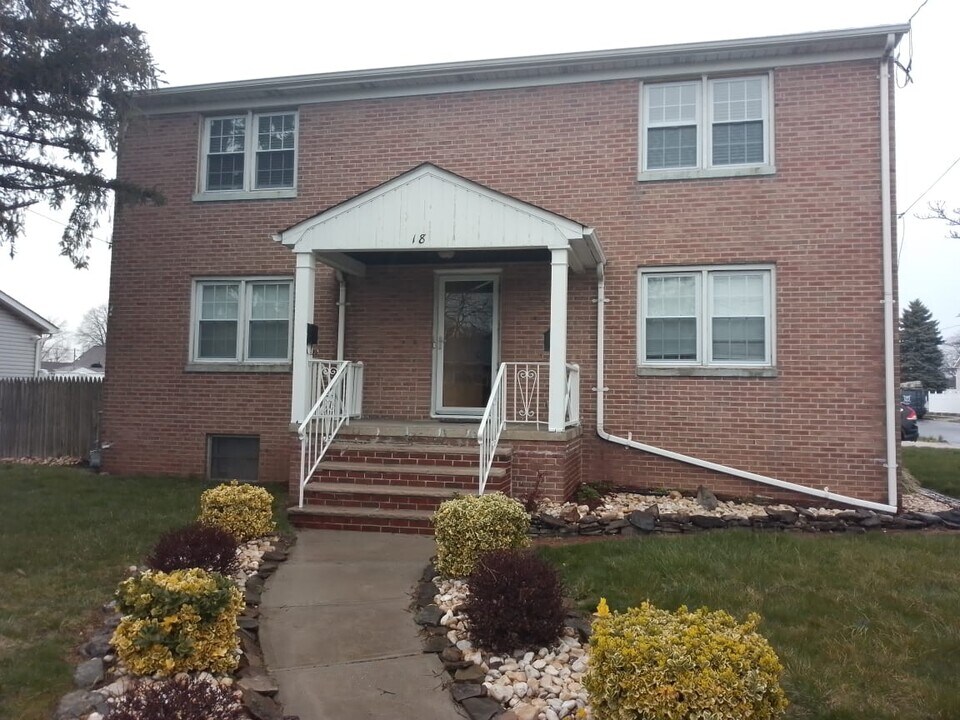 18 Tennyson St in Carteret, NJ - Building Photo