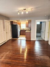 10 Weeks St in Cumberland, RI - Foto de edificio - Building Photo