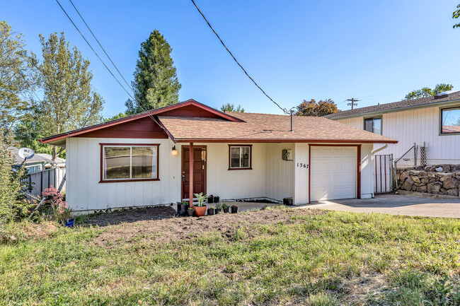 1367 Lawnridge St in Medford, OR - Building Photo - Building Photo