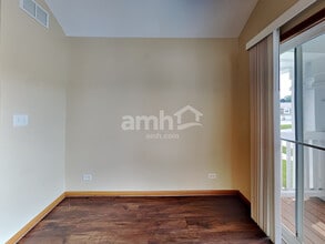 617 Lincoln Station Dr in Oswego, IL - Foto de edificio - Building Photo