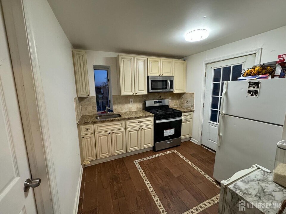 116 Woodbridge Ave in Highland Park, NJ - Building Photo