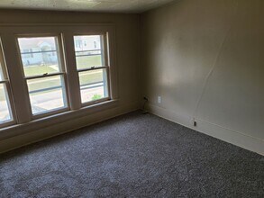 1122 Steely St in Waterloo, IA - Foto de edificio - Building Photo