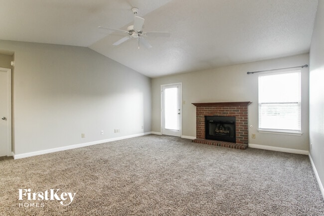 529 Streamside Dr in Greenfield, IN - Foto de edificio - Building Photo