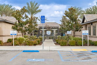 Masterpiece Parke in Bakersfield, CA - Foto de edificio - Building Photo