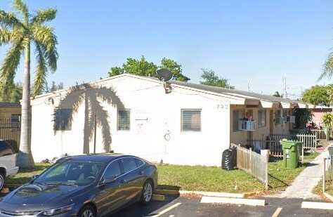 725 NW 7th Ave in Hallandale Beach, FL - Foto de edificio - Building Photo