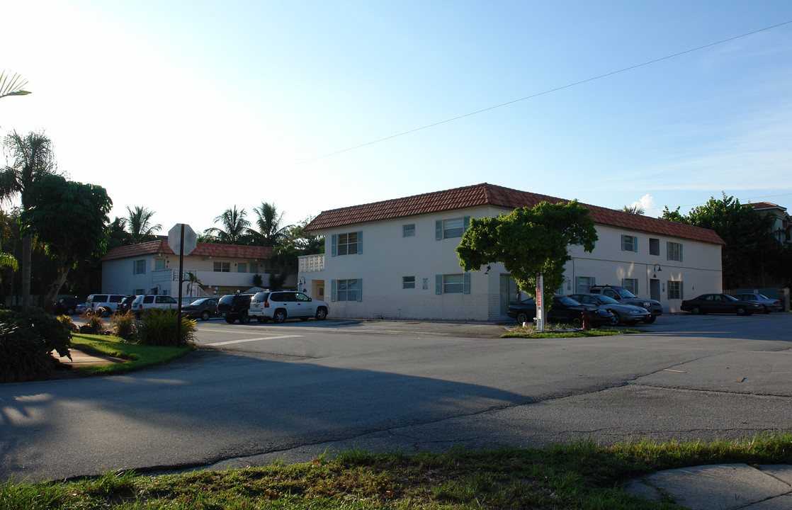 Isle Apartments in Fort Lauderdale, FL - Building Photo