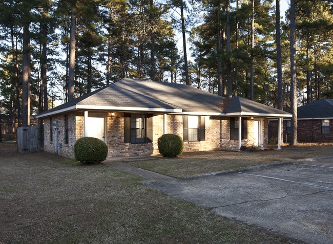 Grand Oaks in Shreveport, LA - Building Photo - Building Photo