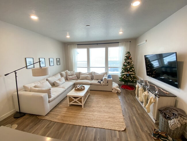 102 E Grant Ln in North Salt Lake, UT - Building Photo - Building Photo