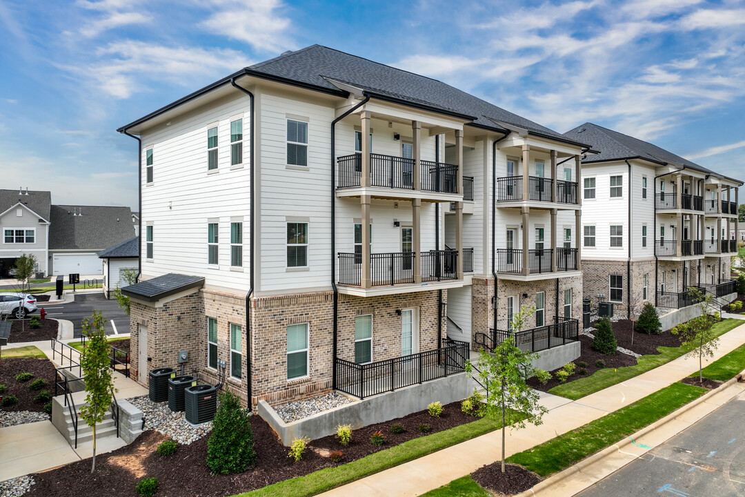 Vieux at Welden in Kernersville, NC - Building Photo