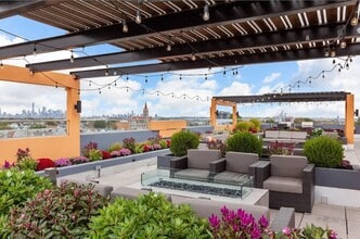 1038 John F. Kennedy Blvd in Bayonne, NJ - Foto de edificio - Building Photo