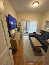 54 Medford St, Unit 1T in Somerville, MA - Foto de edificio - Building Photo