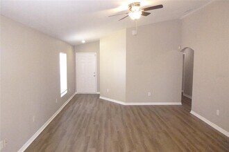 413 Pine Pointe Ct in Seffner, FL - Foto de edificio - Building Photo