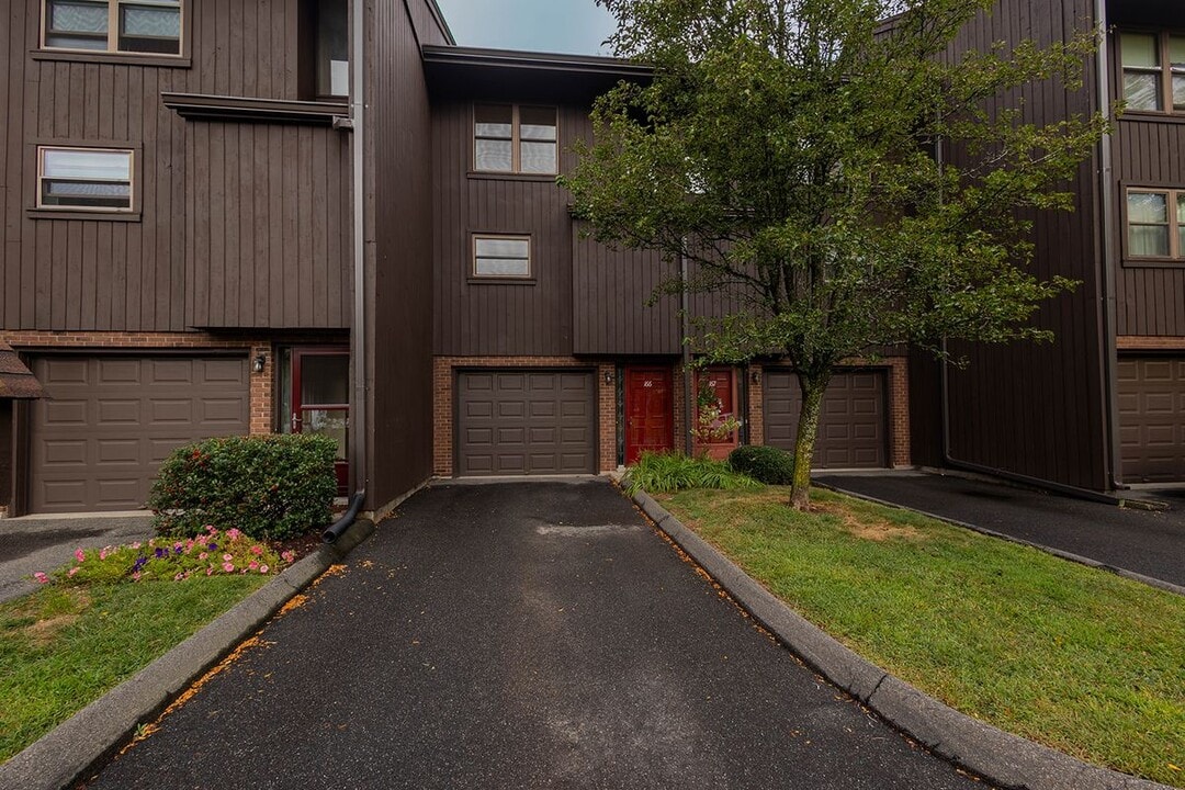 166 Natchaug Dr in Meriden, CT - Building Photo