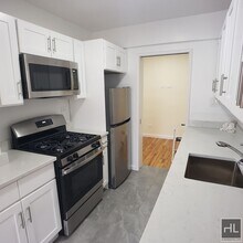 GRAND CENTRAL PARKWAY, Unit 6D in Queens, NY - Building Photo - Building Photo