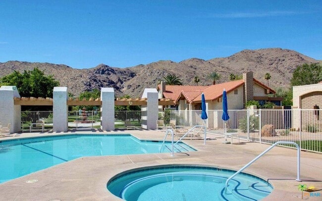 2350 E Miramonte Cir in Palm Springs, CA - Building Photo - Building Photo