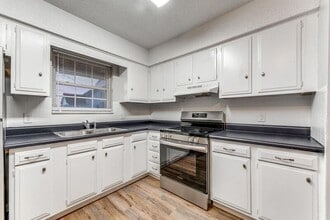 740 N 6th St in Rogers, AR - Building Photo - Building Photo