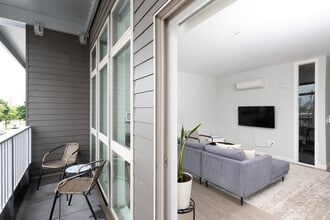 211 W Mineral St in Milwaukee, WI - Foto de edificio - Building Photo