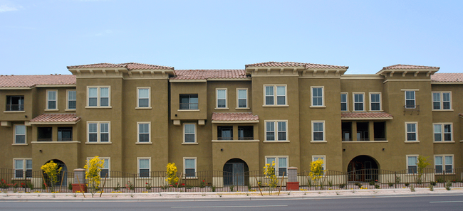 Senior Living at Matthew Henson Apartments in Phoenix, AZ - Foto de edificio - Building Photo