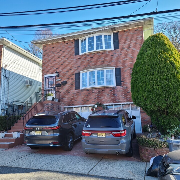 5204 Meadowview Ave, Unit 2 in North Bergen, NJ - Foto de edificio