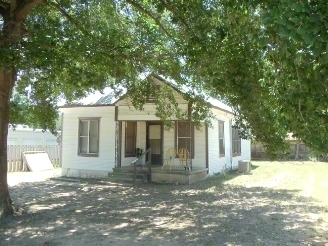 313-330 Webb St in Smithville, TX - Foto de edificio