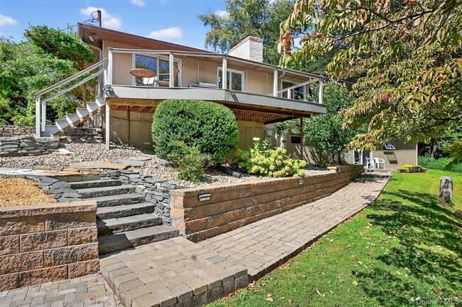 property at 3 Hudson Bluff Cir